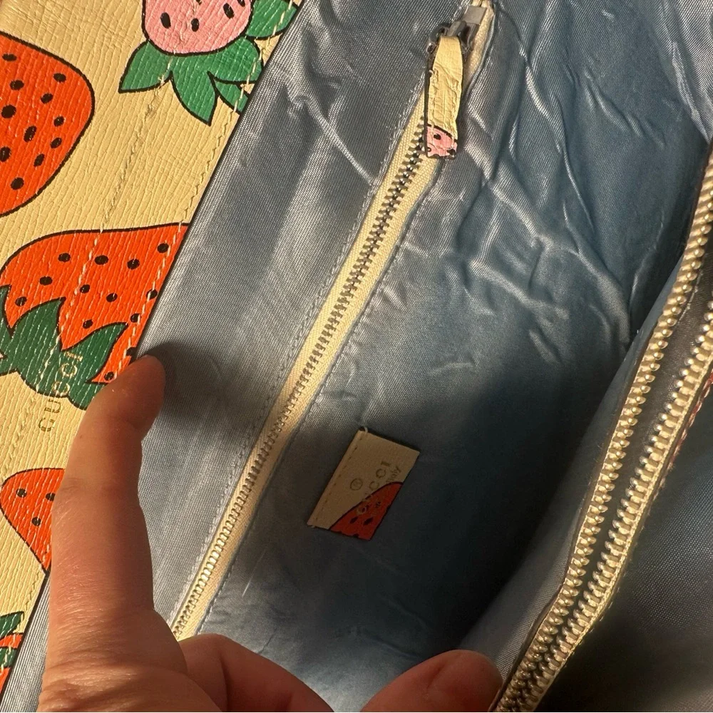 Gucci Cream Tote with Strawberry Design - Picture 9 of 15